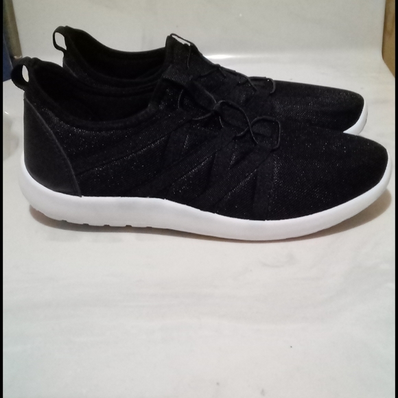 Size 9 left 🌟NEW🌟Black Slip On Shoes - Picture 3 of 14